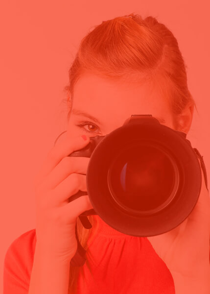 אישה מחזיקה מצלמה - ציוד צילום