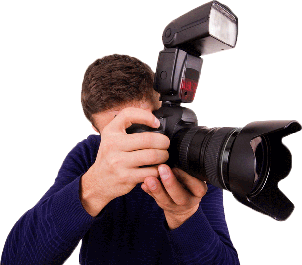 צלם אוחז במצלמה מקצועית